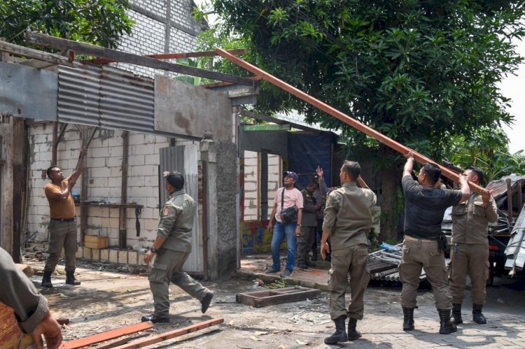 Satpol PP Tertibkan Puluhan Bangli di Tambak Wedi