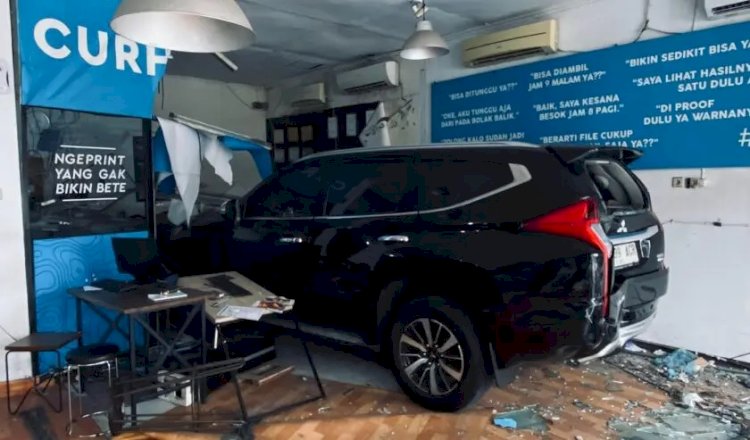 Pajero Hitam Ngegas Tabrak Kantor Percetakan