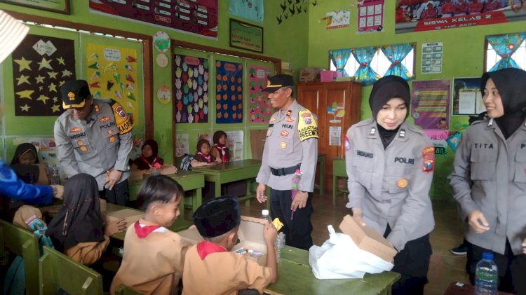 Berikan Makan Bergizi Gratis, Kapolres Probolinggo Kunjungi SDN Jabung Candi