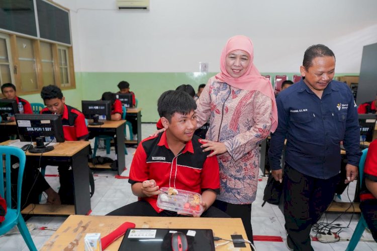 Tinjau 2 Sekolah di Hari Pertama MBG di Surabaya