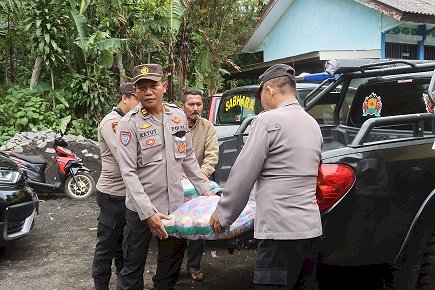 Polres Turun Gunung Berikan Sembako dan Uang Tunai