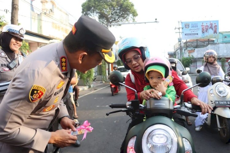 Polresta Banyuwangi Promosikan Keselamatan Berkendara Lewat Momen Valentine