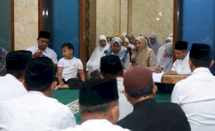 Tarawih Bareng Tetangga, Bupati Ipuk Serap Aspirasi Warga