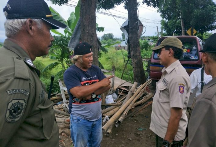 Memakan Badan Jalan, Dua Warung Dibongkar Paksa