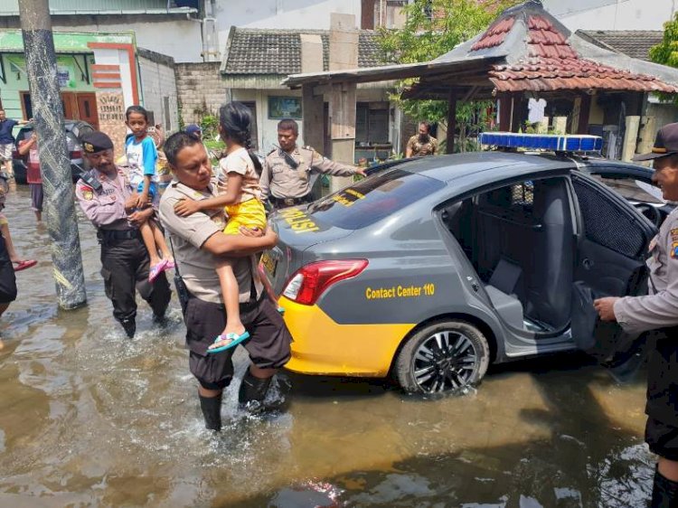Terdampak Banjir, Polsek Taman Evakuasi Anak Sekolah