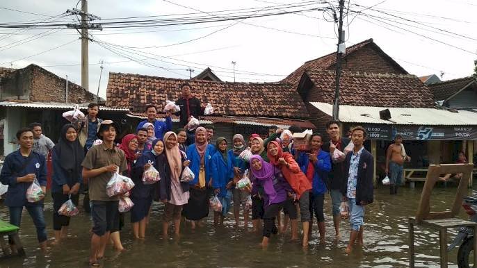 BEM Seluruh Sidoarjo dan Unusida Bantu Korban Banjir