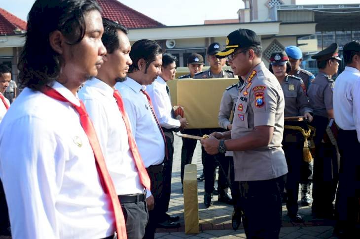 Kapolresta Sidoarjo Beri Penghargaan Anggota