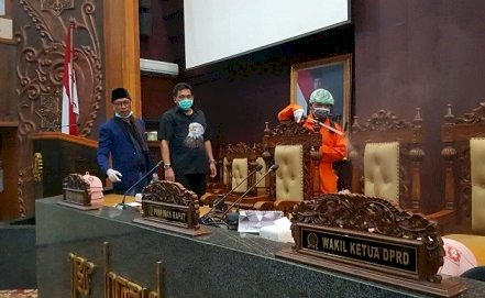 Cegah Covid-19, Gedung DPRD Jatim Disemprot Cairan Disinfektan