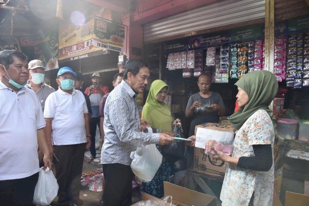 Bagikan Masker di Pasar Larangan