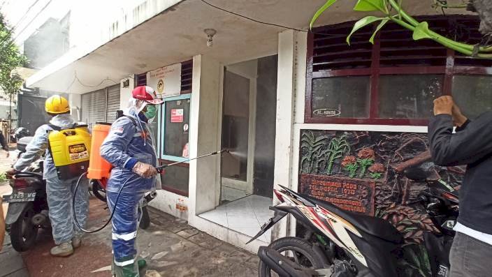 Markas Wartawan Disemprot Disinfektan