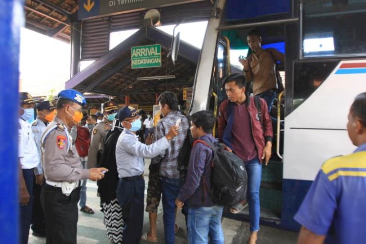 Polisi dan Dishub Screening di Terminal Purabaya