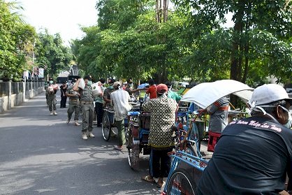 Cukupi Kebutuhan Sembako Masyarakat Tulungagung  Bupati Serahkan Bantuan dan Tinjau Operasi Pasar