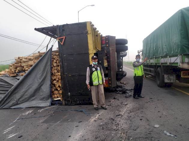 Truk Bermuatan Kayu Terguling di Arteri Porong