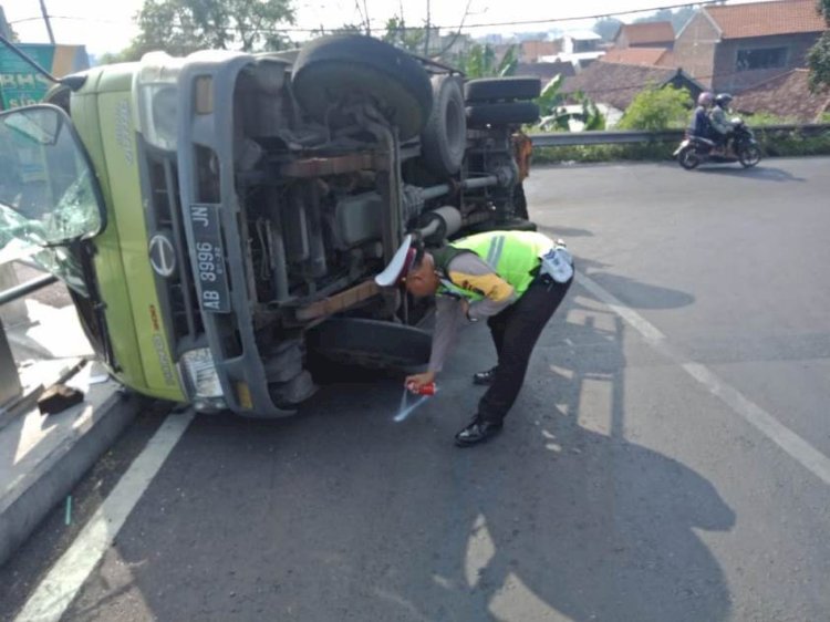 Truk Terlalu Menikung Akhirnya Terguling