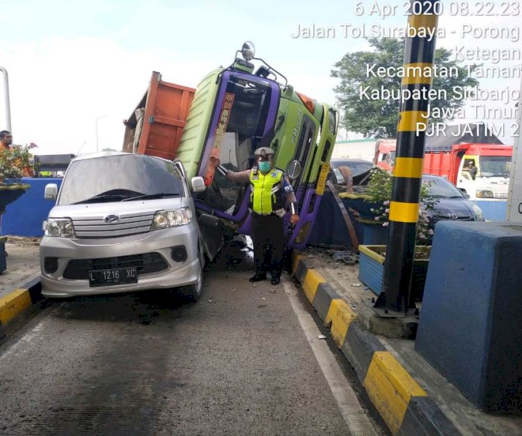 Rem Blong, Truk Tabrak Gerbang Tol, Timpa Luxio