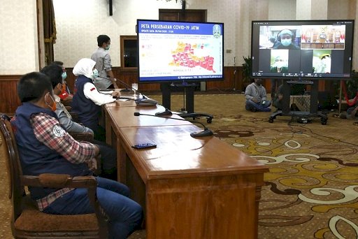 Gelar Video Conference Bersama Dokter dan Perawat Tangani Covid-19 , Gubernur Khofifah Beri  Pompa Semangat 