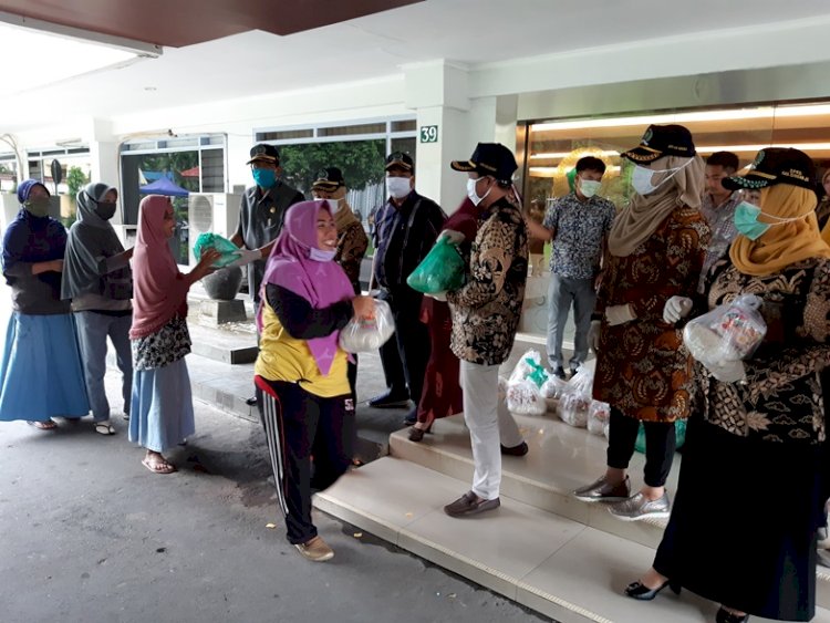 DPRD Sidoarjo Tebar 1.250 Sembako