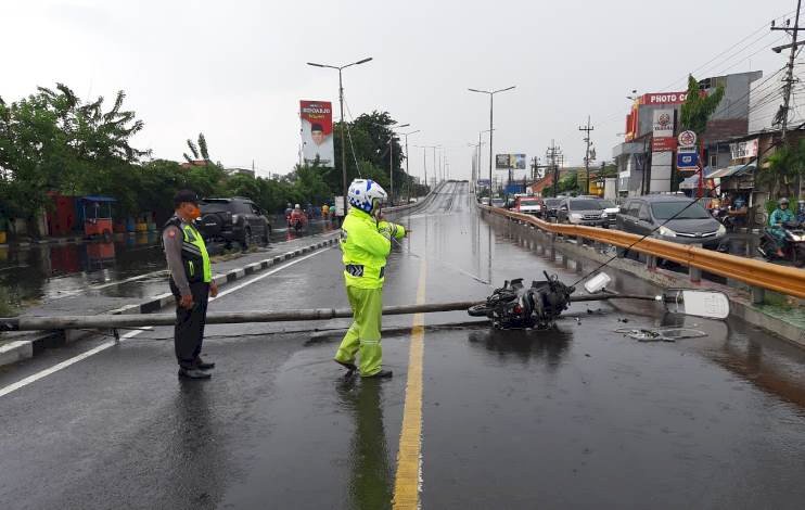 Pemotor Tertimpa Tiang PJU di Fly Over Waru