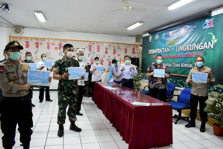 Tjiwi Kimia Bantu Disinfektan Dua Kecamatan dan Polresta Sidoarjo