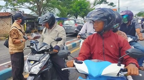 Pengurus Pramuka Sumenep Bagikan Masker