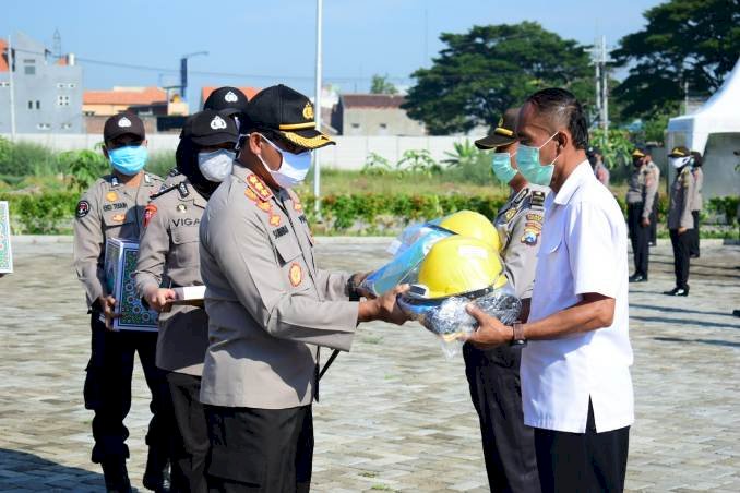 Bagikan APD dan Paket Sembako