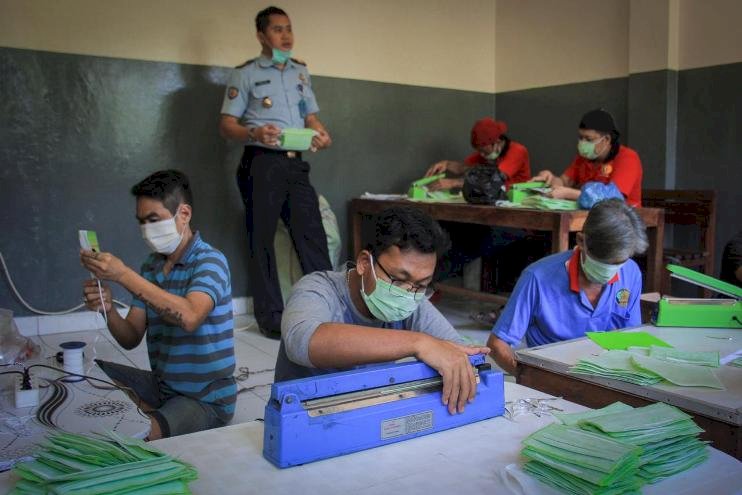 Warga Binaan Lapas Porong Bikin Masker Sendiri