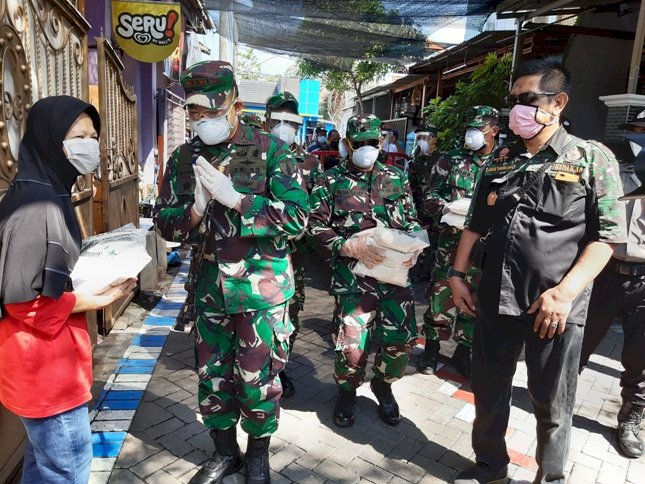 Datangi Rumah Warga, Kodim Sidoarjo Bagikan Beras