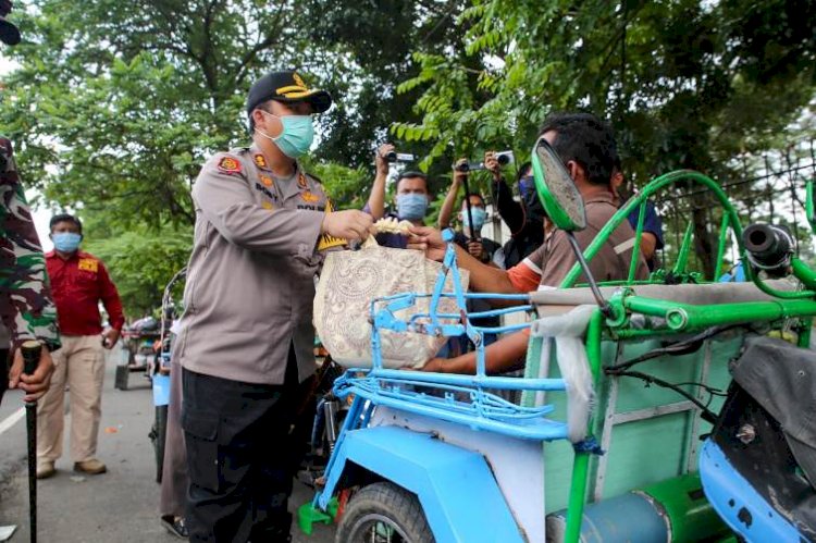 Sepi Penumpang, Tukang Becak Dapat Sembako dari Polisi