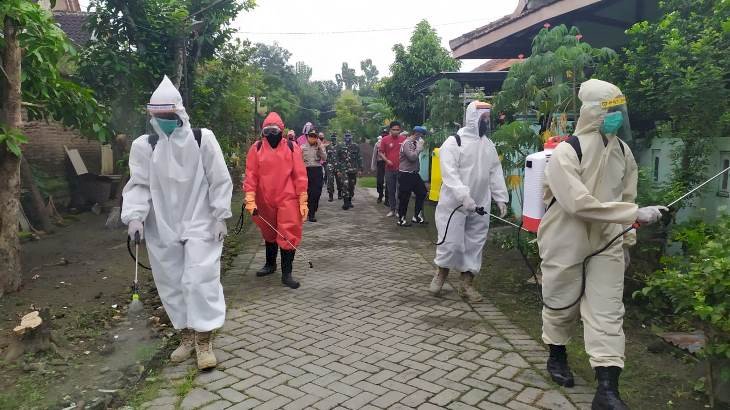 Polres Jombang Disinfektan Zona Merah