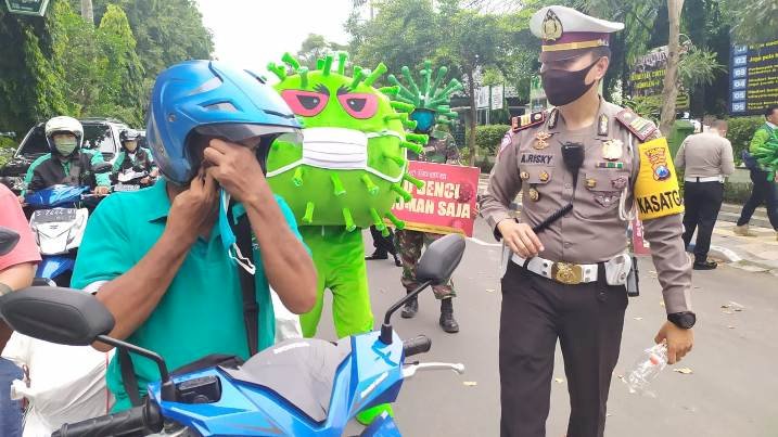 Badut Corona Hentikan Pengendara Tak Bermasker