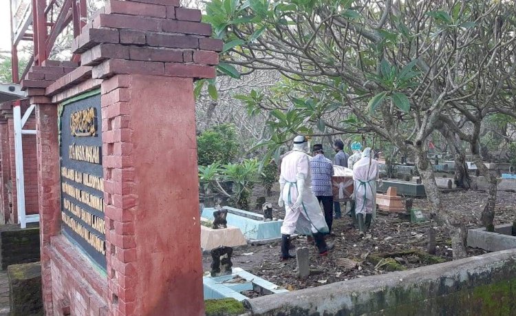 Penjual Es Keliling di Jombang Dimakamkan Sesuai Protokol Kesehatan