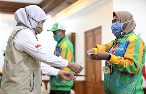 Gubernur Khofifah Serahkan Bonus Atlet Berprestasi dalam Ajang Peparpenas IX Tahun 2019