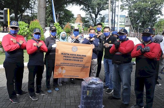 Alumnus IKAPTK Bagikan 3000 Masker Gratis di Lima Kecamatan Kota Malang