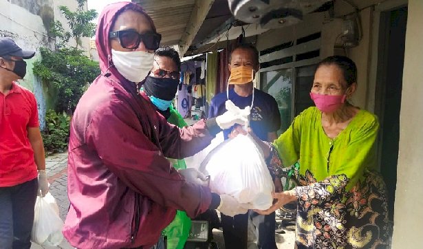 Prihatin Korban Dampak Covid-19,  Warga Ngagel Dadi Bagikan Paket Sembako dan Masker