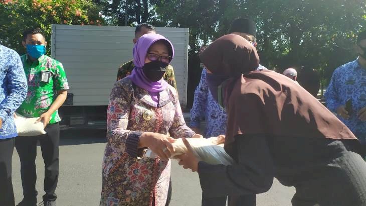 Peduli Covid-19, Korpri Jombang Bagikan Paket Sembako