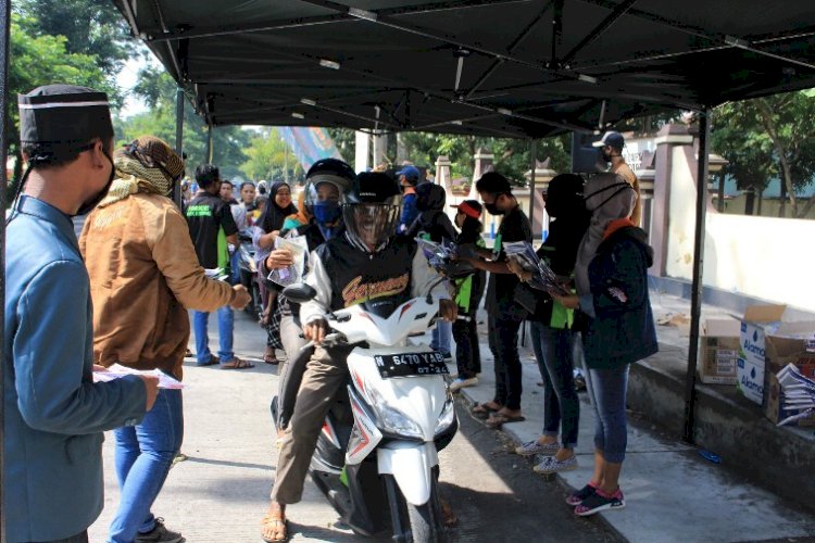 Komunitas Arek Kencong Bagikan Ribuan Masker untuk Lawan Corona