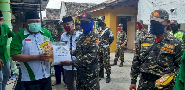 Anggota Banser Jombang Dapat Bantuan Sembako