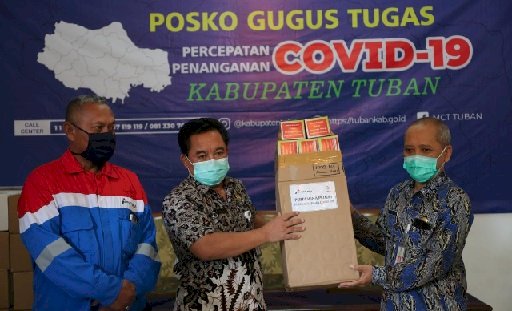 Peduli Pandemi Covid-19, GRR Project Tuban Serahkan Ribuan APD dan Vitamin pada Pemkab