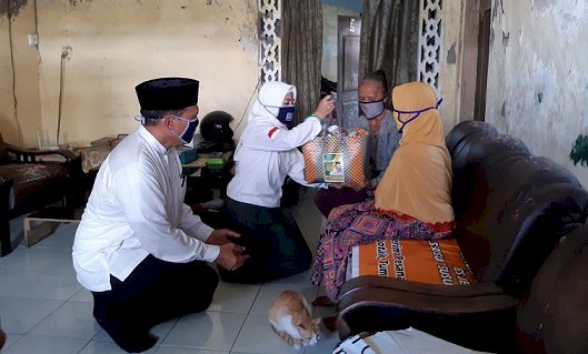 Sambut PSBB di Sidoarjo, BHS Tebar 1.500 Sembako