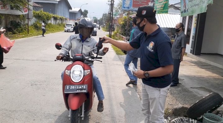 KPU Kabupaten Mojokerto Bagi Masker