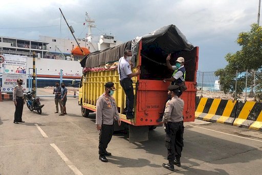 Khawatir Angkut Pemudik, Truk Diperiksa Ketat  di Pelabuhan Jamrud