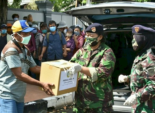 Ringankan Beban Dampak Covid-19, Kowal Koarmada II Bagikan Sembako