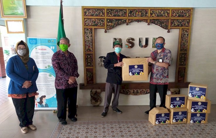 Alumni Unair Sidoarjo Serahkan Bantuan APD ke RSUD Sidoarjo