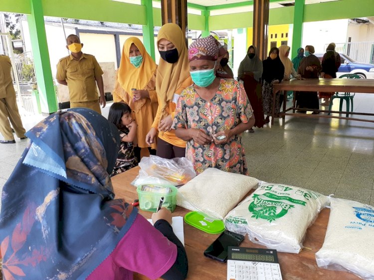 Ratusan Warga Menyerbu Operasi Pasar Disperindag