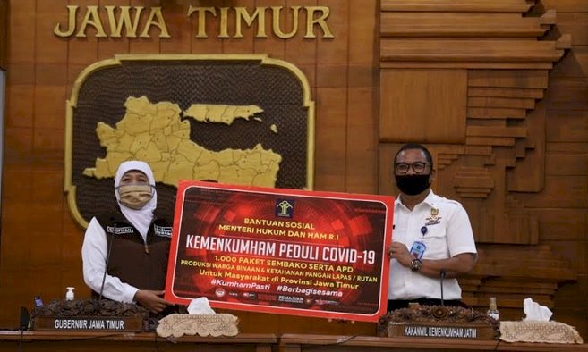 Teleconference, Menkumham Serahkan 1.000 Paket Sembako dan Alat Kesehatan Buatan Narapidana pada Gubernur Jatim