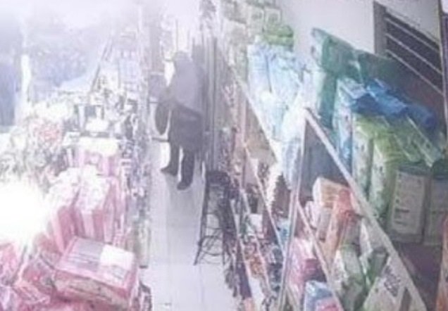 Seorang Ibu Terekam CCTV Mencuri di Toko Sembako