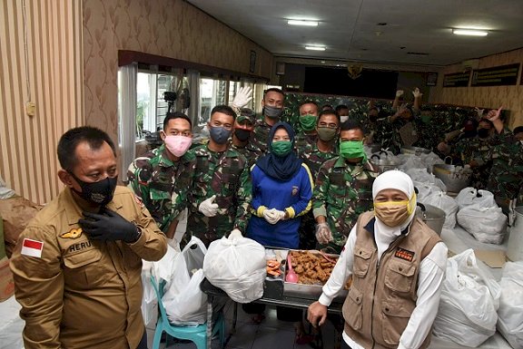 Makanan untuk Warga Terdampak Covid-19 di Gresik , Gubernur Pastikan Sudah Lewati Security Food