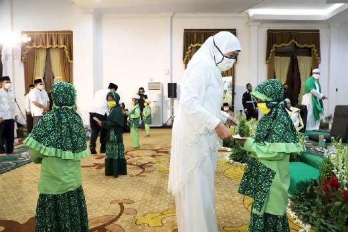 Gubernur Khofifah Muliakan Penghafal Quran, Beri Tunjangan 4.000 Hafidh-Hafidhah di Jawa Timur
