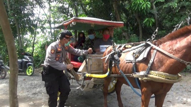 Unik, Polisi di Jombang Bagi Sembako Naik Delman