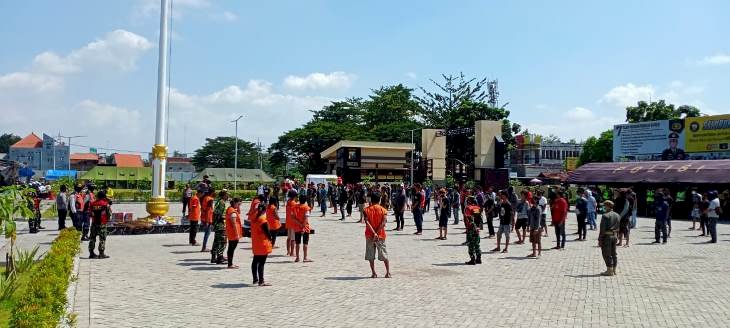 Pelanggar PSBB di Sidoarjo Dihukum Nyanyi dan Menyapu